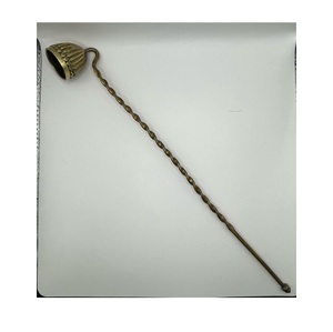 Extincteur à bougie en métal classique, parfait pour gérer les flammes des bougies en douceur tout en apportant une élégance intemporelle aux présentations à domicile - Product Image 2