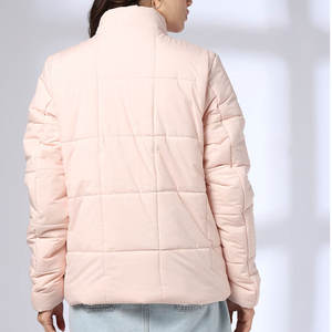 Chaqueta acolchada de alta calidad para mujer, chaqueta acolchada con cierre de cremallera impermeable para exteriores de invierno de nuevo estilo personalizado de fábrica - Product Image 2