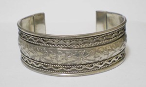 Brazalete de Cobre Chapado en Oro Perforado de Moda para Mujer, Diseño Geométrico de Panel Cuadrado, Brazalete de Metal Sólido, Estilo Moderno y Elegante - Product Image 6