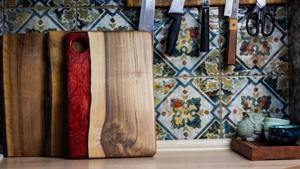 Tabla de Cortar de Madera con Diseño de Resina Roja, Tabla de Cortar Artesanal Moderna, Perfecta para Preparar en la Cocina y Servir en la Mesa, de la India - Product Image 3