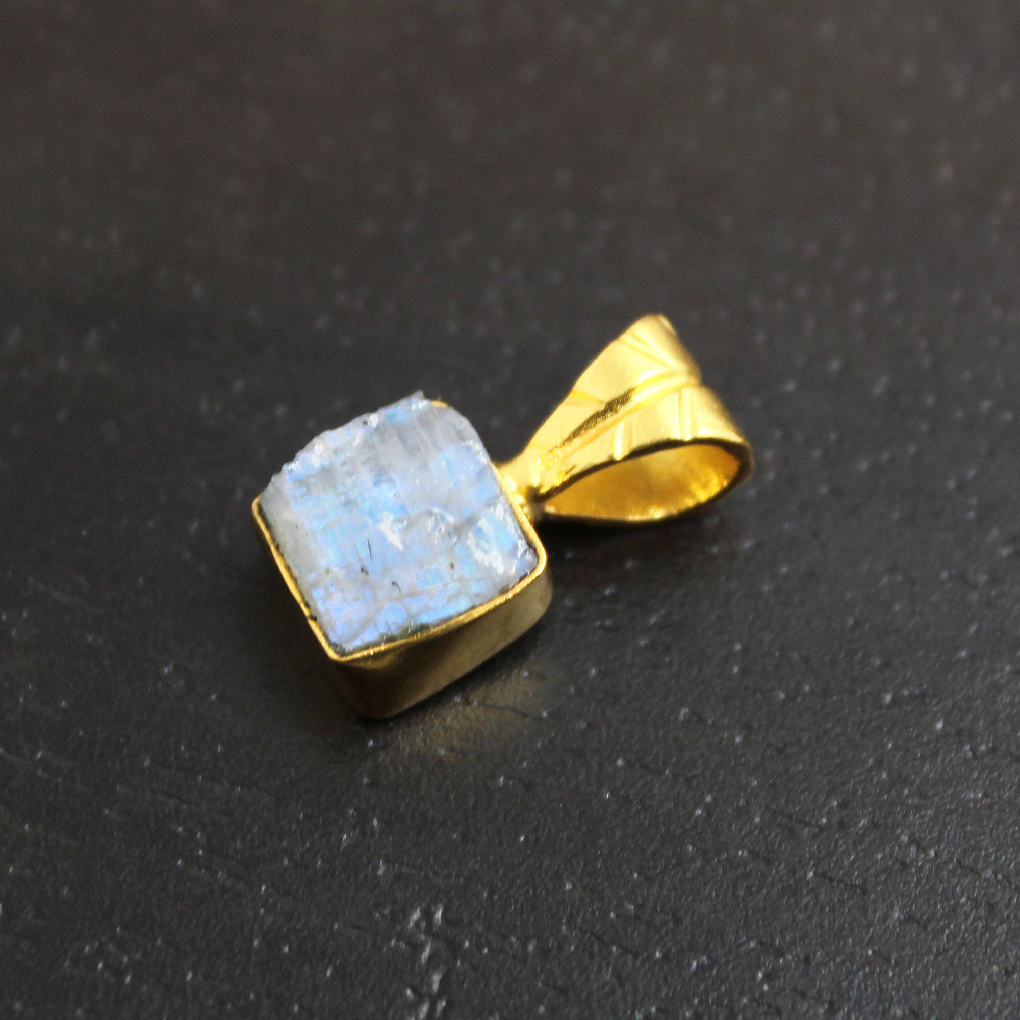 มูนสโตนสายรุ้งสีขาว