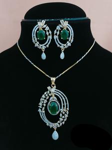 Precioso conjunto de collar con colgante de acabado dorado con pendientes hermoso collar con aspecto de piedras AD para ropa de fiesta para mujer - Product Image 2