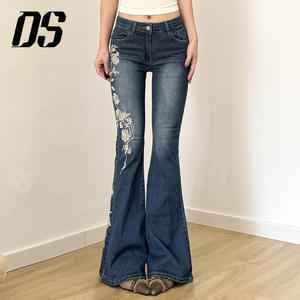 2025年新趋势 DS 女式蓝色牛仔喇叭裤 白色花卉刺绣阔腿牛仔裤 - Product Image 3