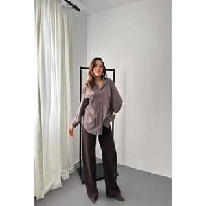 เสื้อเชิ้ตลายทางสีน้ำตาลทรงหลวม - สีน้ำตาล - Product Image 3
