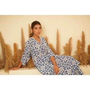 Conjunto de Ropa Étnica para Mujer, Kurta Recta de Algodón con Estampado Floral Azul Hecho a Mano y Pantalones Largos hasta el Suelo - Product Image 3