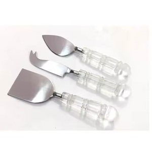 Juego de cuchillos y rebanador de queso con hoja pulida de oro rosa y mango de resina de varios colores - Product Image 6