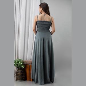 Robe longue grise fluide froncée de haute qualité, luxueuse, en jean, à col licou, taille élastique, unie, avec pompons, tailles XS à XL, idéale pour les baby showers et les fêtes de jour. - Product Image 2