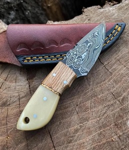 Couteau de skinner en acier damas personnalisé fait à la main avec manche en os et en bois gaine en cuir prise en charge OEM - Product Image 6