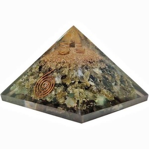 Pyramide d'Orgone Dynamique MOP01 en Copeaux de Cristal Naturel Faits à la Main, Labradorite, Protection EMF, Pierre de Guérison en Cuivre, Noël - Product Image 4