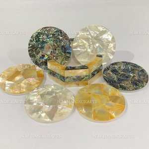 Juego de posavasos de madera personalizados con incrustaciones de latón hecho a mano, MOP de nácar blanco y negro hecho en India para promociones - Product Image 2