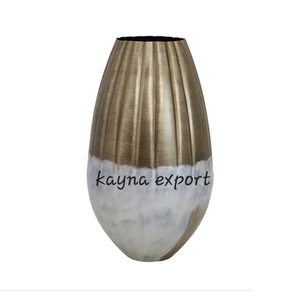 Vase à fleurs en métal de luxe pour la décoration de la maison, finition émaillée or et blanc, design martelé, forme longue, motif martelé - Product Image 5