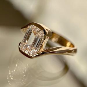 Bague de fiançailles en diamant de laboratoire taille émeraude certifié IGI 5,00 ct, design Signature Rapture Bypass, nouvelle bague en diamant de laboratoire 5,00 ct - Product Image 2