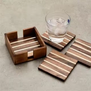 Posavasos para bebidas con diseño de rayas de resina blanca y madera para decoración del hogar y protección de mesa cuadrado de nogal Natural by Crescent Crafts - Product Image 5
