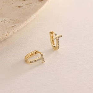 Boucles d'oreilles Huggie en argent sterling 925 plaqué or 14 carats avec zircon et croix pavée, style religieux - Product Image 1