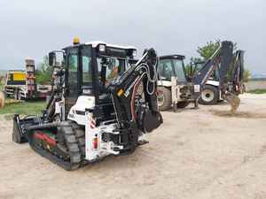 Minicargadora Retroexcavadora Hidromek 62T, Carga Nominal de 2 Toneladas, Motor Eaton, Rodamiento, Bomba, Caja de Cambios, PLC - Product Image 4