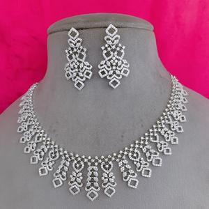 Conjunto de collar brillante Clásico Sparkle Collar Pendientes Diseñador Acabado en plata Conjunto de joyas con collar real para fiesta de boda - Product Image 1