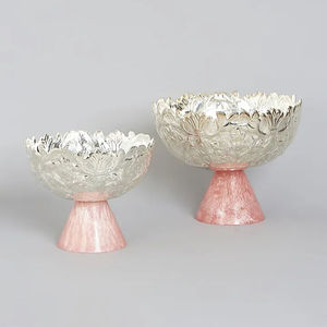 Tazón de Servir de Resina Decorativa de Lujo Hecho a Mano, de la Mejor Calidad, Pulido y Ecológico, con Base de Metal Repujado para Bodas - Product Image 2