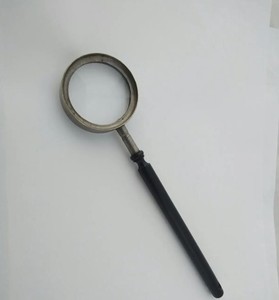 Lupa de Latón Hecha a Mano de Estilo Antiguo con Mango de Madera Negra para Leer, Lupa de Mano con Lente de Vidrio Óptico - Product Image 1