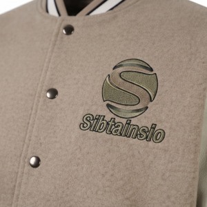 Chaqueta Letterman Caqui Personalizada con Mangas de Cuero Blanco, Logotipo Bordado y Letras en las Mangas Completas, Chaqueta de Béisbol con Botones a Presión - Product Image 6