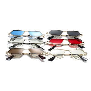 Des lunettes de soleil incroyables rehaussent les looks de fête, jour comme nuit. Le design réfléchissant ajoute de la profondeur et de la dimension à votre style. - Product Image 5