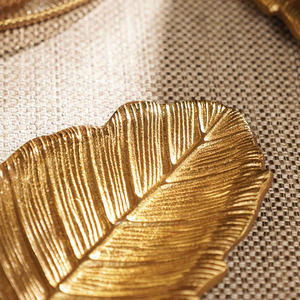 Plateau décoratif en métal doré pour salle à manger Plateau en métal doré orné de feuilles d'or pour une présentation élégante - Product Image 3