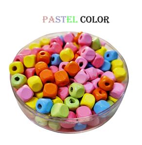 Letra de madera M con cuentas y rosa roja Cuentas de madera de colores personalizadas en forma y tamaño Entrega rápida desde la India - Product Image 2