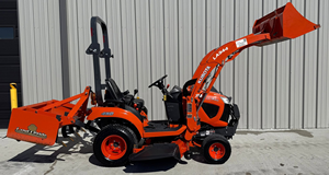 Tracteur compact diesel Kubota BX1880 d'occasion, 18 CV, 2/4 roues motrices, avec chargeur frontal, lame de 54 pouces, 132 heures de fonctionnement, à vendre. - Product Image 2