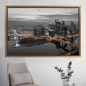 Arte en lienzo del horizonte nocturno de Pittsburgh: decoración impresa del paisaje urbano de Pensilvania, lienzo con marco dorado - Product Image 1