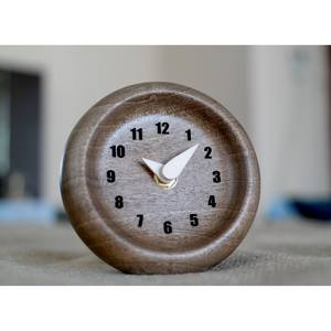 La rica textura de madera del reloj crea una estética calmante y natural que mejora el ambiente general de una habitación. - Product Image 3