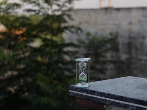 Calvin Handicrafts "Vintage Elegance: スクエアベースと1分間のサンドタイマークロックを備えたガラスサンドタイマー-エクササイズに最適 - Product Image 3