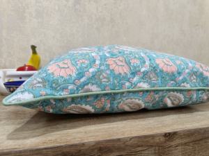 Housse de coussin 45x45cm en coton slub 100% véritable imprimé à la main motif lotus bleu ciel, fermeture éclair au dos, pour usage domestique - Product Image 2