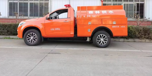 Camion-citerne d'incendie à quatre roues motrices (4x4) utilisé pour les incendies dans les forêts, sur les routes, dans les déserts et dans d'autres zones. - Product Image 3