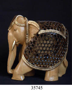 Sculpture en bois sculptée à la main d'un éléphant, Inde - Product Image 6