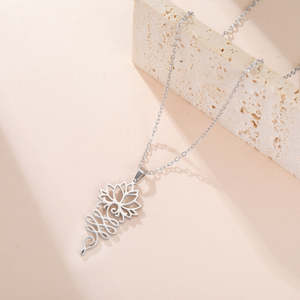 Pendentif Fleur de Lotus Minimaliste en Argent Sterling 925 et Moissanite, Creux, Plaqué Or, Bijou de Luxe, Cadeau pour Femmes et Filles - Product Image 3