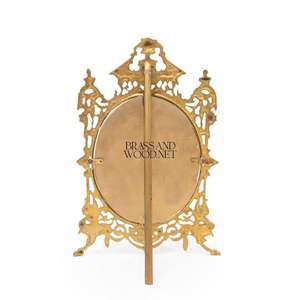 Cadre sur pied orné de laiton antique avec illustration de scène européenne ovale dans un design vintage classique luxueux - Product Image 3