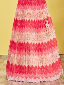 Ilumina tus celebraciones con un impresionante conjunto de Lehenga Choli rosa para ocasiones festivas, con bordado Zari y trabajo de espejos, de secado rápido. - Product Image 3