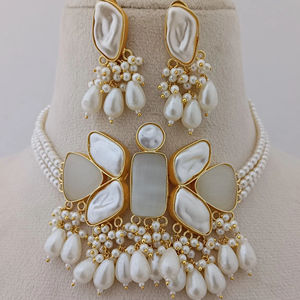 Ensemble de colliers de royauté de perles au design unique Produit en vrac de perles lumineuses au design personnalisé pour femmes et filles - Product Image 1