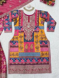 Costume Salwar en soie de qualité supérieure avec broderie à la mode et Dupatta pour les occasions de fête Prix d'exportation disponible - Product Image 4