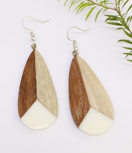 BOUCLES D'OREILLES EN BOIS 2024 AVEC DES MOTIFS EN RÉSINE Unisexe Vintage Drop Design Mignon Pendentif Longues Boucles D'oreilles Plaquées - Product Image 1