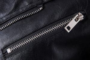 เสื้อแจ็คเก็ตหนังสีดำสำหรับผู้ชาย สไตล์นักขี่มอเตอร์ไซค์ ทรงยาว ผ้าแคนวาสบาง โลโก้ด้านหน้า ทรงเข้ารูป - Product Image 4