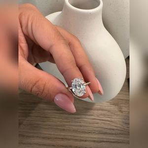 Anillo de Compromiso con Diamante Cultivado en Laboratorio de Corte Ovalado de 4.00 Quilates VVS2 de Primera Calidad al por Mayor, Halo Oculto para Ella, Compra al por Mayor - Product Image 6