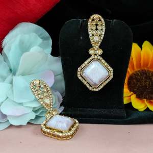 Boucles d'oreilles pendantes beauté intemporelle avec pierres Kundan Moissanite accessoire de mode parfait pour les mariages fêtes toute occasion spéciale - Product Image 6