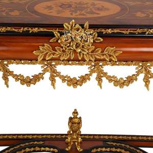 Table console en bois artisanale de luxe avec plateau en marqueterie ornée, base incurvée et détails en laiton doré riche - Product Image 5