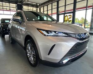 Toyota Venza hybride turbo écologique d'occasion 2021 avec faible kilométrage - Product Image 1