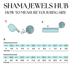 Anillo de Boda Único para Hombre, en Plata 925 Chapada en Oro, con Moissanita de Corte Cojín y Engaste de Garras - Product Image 5