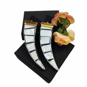 Collier pendentif en nacre élégant de haute qualité plaqué or à la mode pour les mariages, les fêtes et les fiançailles - Product Image 2