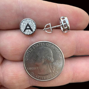 ต่างหูเพชรโมอิสซาไนต์ VVS แบบปรับแต่งได้ พร้อมตัวอักษรย่อชุบทองบนเงินแท้ 925 เครื่องประดับแฟชั่นสำหรับผู้หญิง - Product Image 1