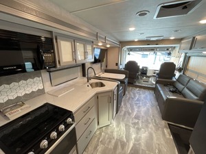 Vendedor Verificado, Autocaravana Usada Modelo T-h-o-r Windsport 34J 2023 con Alto Rendimiento Disponible para la Venta - Product Image 2