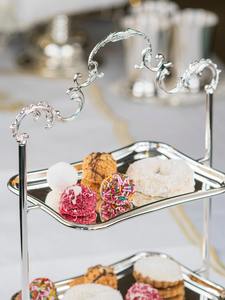 ขาตั้งเค้กทรงสี่เหลี่ยมสองชั้น คุณภาพพรีเมียม ผิวสีเงิน เหมาะสำหรับงานเลี้ยงรับรองแขกและใช้เป็นของขวัญ นำเข้าจากอินเดีย - Product Image 2