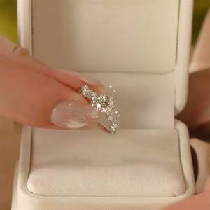 Anillo de Compromiso de Moissanita de 6.5mm y 1 Quilate, Corte Brillante, VVS1, Diseño de Nieve, Clásico, Plata 925, Personalizado, Anillo de Boda para Mujer, Regalo - Product Image 6